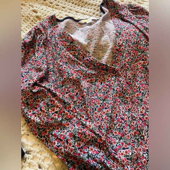 Boden Floral Button Down, V-Neck , Cropped Long Sleeve Top 100% Cotton size 10 - Picture 3 of 8